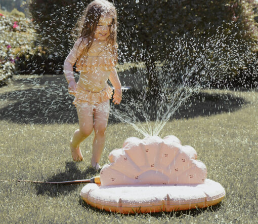 Konges Sløjd - Wassersprinkler Muschel, Raspberry Red Dot – Bild 2