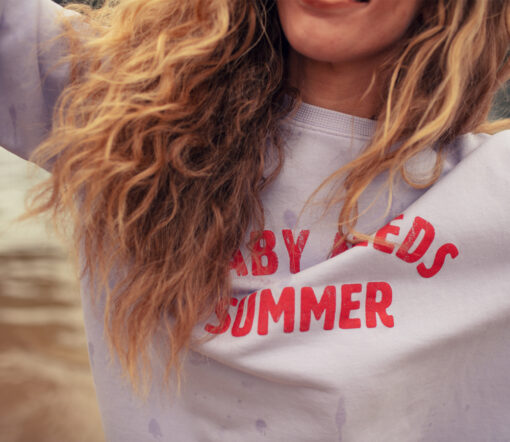 Sisters Department - Sweatshirt, "BABY NEES SUMMER", Lavender, Biobaumwolle – Bild 3