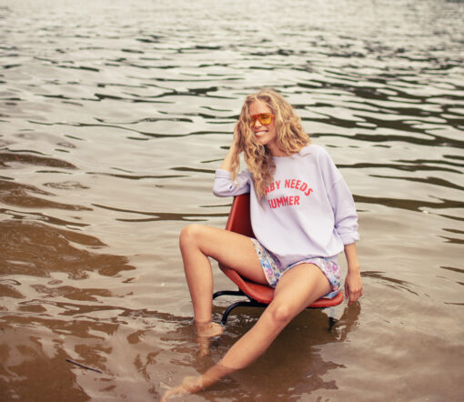 Sisters Department - Sweatshirt, "BABY NEES SUMMER", Lavender, Biobaumwolle – Bild 2