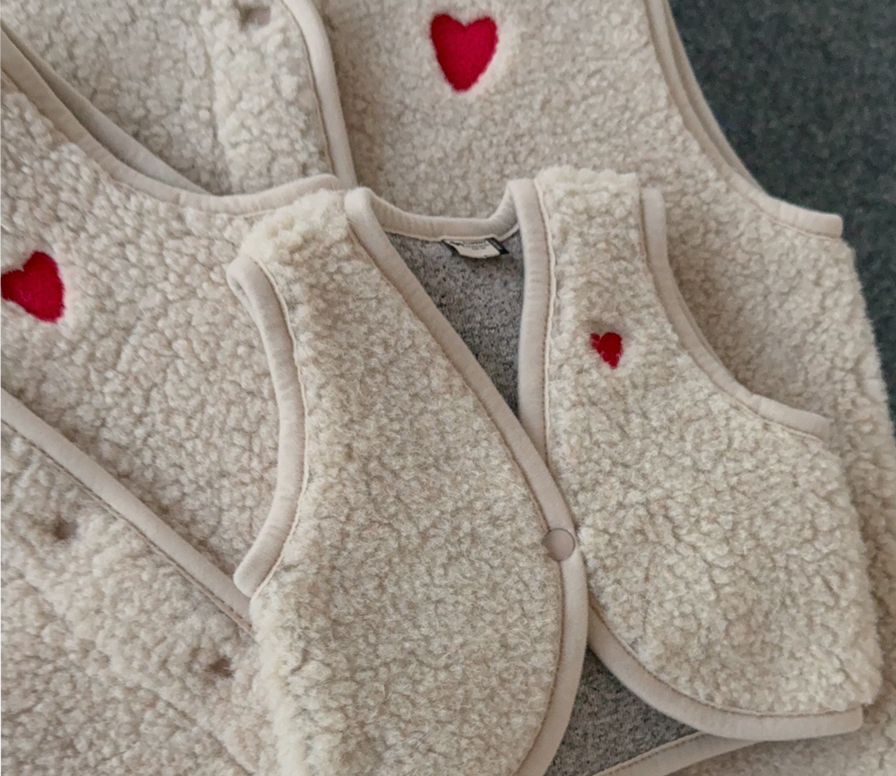 Alwero - Bodywarmer LULU, ultra light, Biowolle, SANDY BROWN mit HERZ, Special Edition – Bild 2