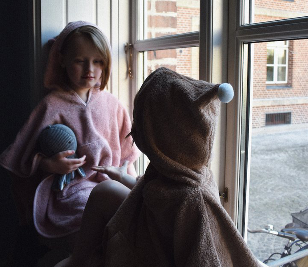 Vanilla Copenhagen - Pom Pom Bade Poncho, Wood Rose, GOTS zertifiziert – Bild 2