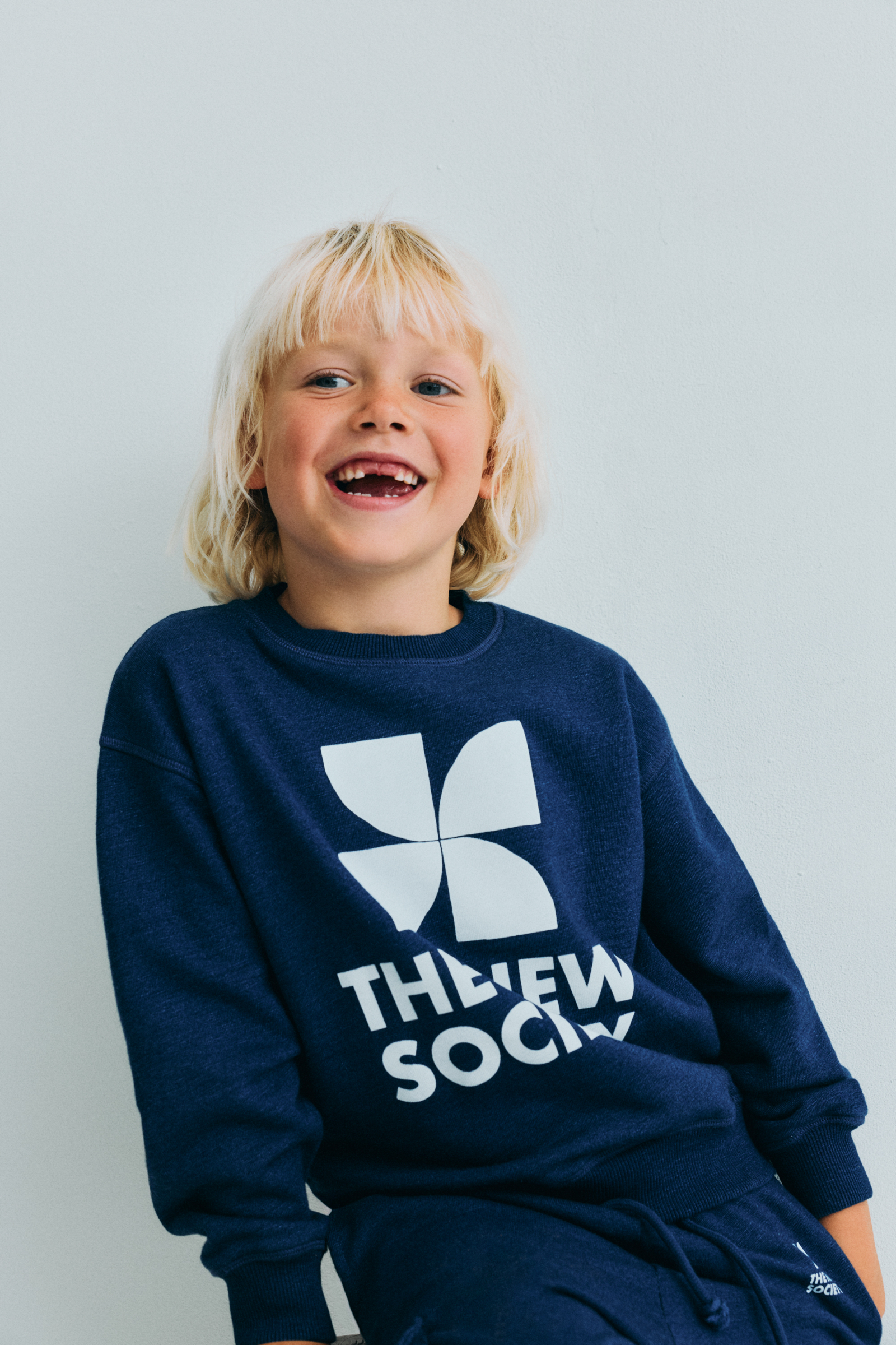 The New Society - TNS Logo Sweatshirt Indigo Denim – Bild 4