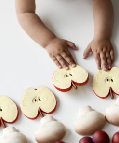Oli & Carol - Beißhilfe "Pepita the Apple" aus Naturkautschuk – Bild 3