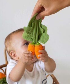 Oli & Carol - Beißhilfe "Cathy the Carrot" Mini aus Naturkautschuk und Musselin – Bild 2